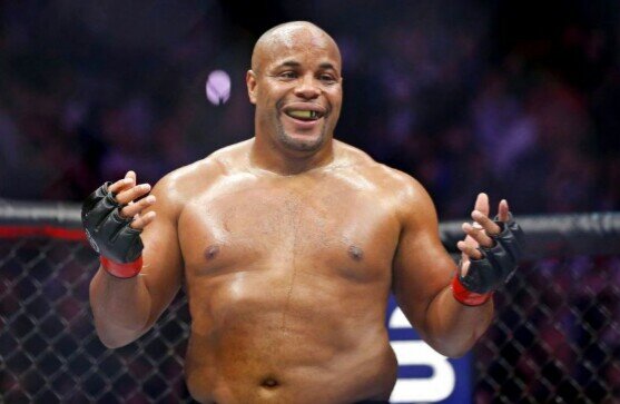 Нынешний чемпион тяжелого веса UFC Даниэль Кормье готовится ко второй защите своего титула против Стипе Миочича в мэйн-ивенте предстоящего турнира UFC 241. "Ди Си" уже 40 лет, и многие считают, что реванш с Миочичем вполне может стать его последним поединком. Сам же Кормье признается, что еще не решил, когда наступит момент прощания с октагоном, но и не отрицает, что это может случиться в любой момент. 
