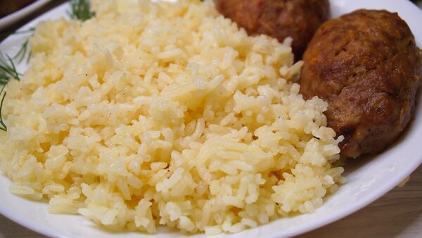 Рис на гарнир, поэтому рецепту даже самый дешевый рис получается расыпчатым