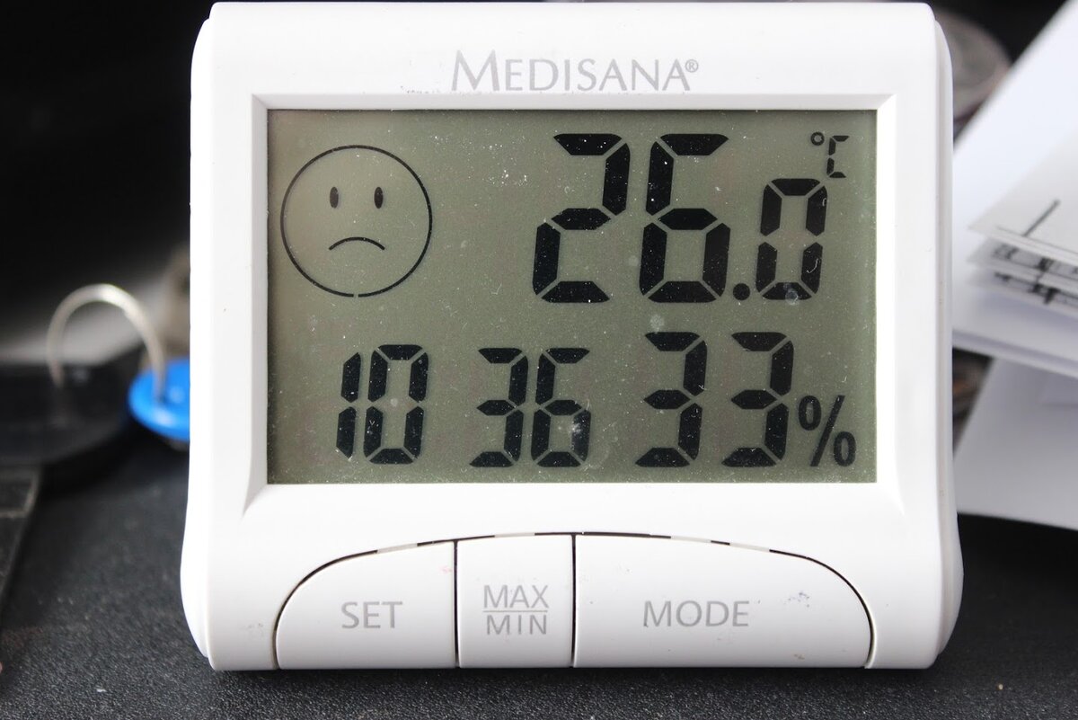 Сегодняшние показания термометра в общей комнате. Включаю кондиционер - температура снижается до 23 градусов, влажность - до 26%. 