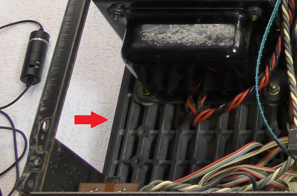 Усилитель имеет основание из искусственного камня.