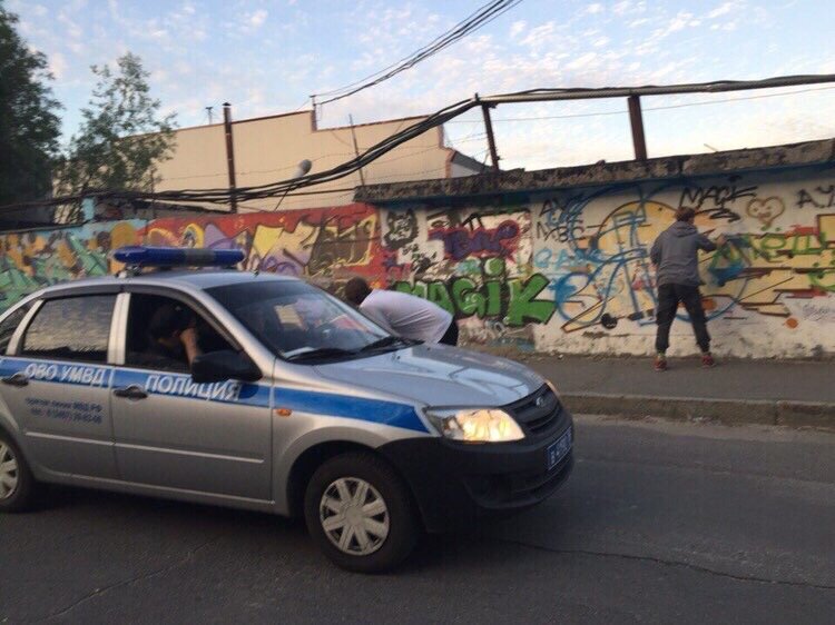 Новости без цензуры видео. Полицейский участок поймали за граффити.