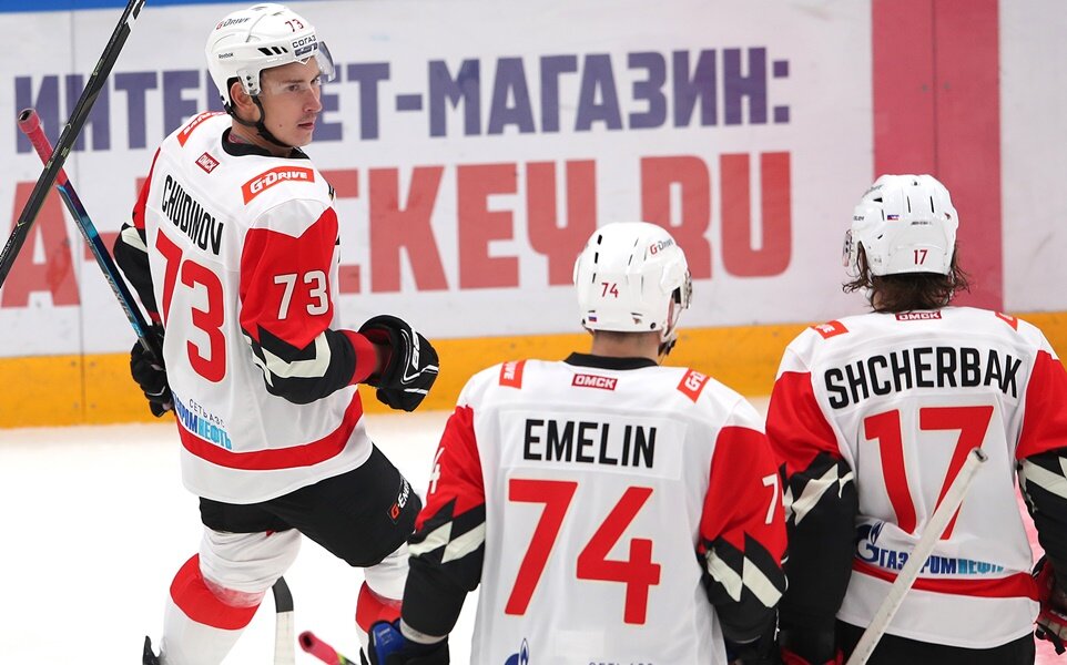 Хоккеисты «Авангарда» Максим Чудинов, Алексей Емелин и Никита Щербак, фото: hawk.ru