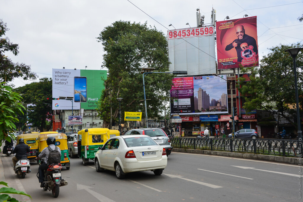 01. Побродив с полдня по городу я откровенно заскучал. Везде реклама глобальных, модных тенденций...

