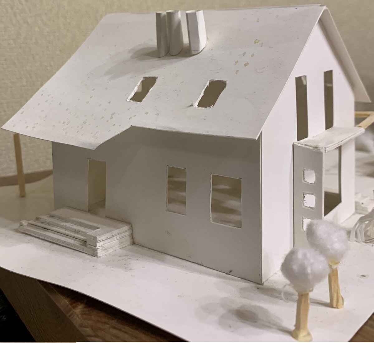 Да, это она  - моя 3D модель из картона. Грубо? Примитивно? Конечно! Но зато как помогает все увидеть и понять! Обратили внимание, что есть различие между итоговыми фасадными чертежами и этой ранней моделью? Именно так и должно быть! Именно для этого делается этот малыш. Найдете 4 основных отличия? Сразу скажу - отсутствие спичечных колонн на крыльце - это не отличие, они пали жертвой времени (этой модели больше 3-х лет). Как вам миленькие маленькие деревца? Сейчас это уже плодоносящие яблони!