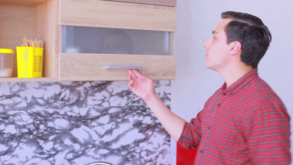 Немного краски и бесцветного лака, и вашей кружкой никто не захочет воспользоваться