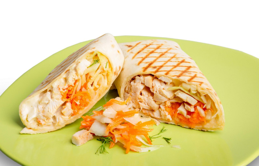 Лаваш с морковкой огурцом. Шаурма с корейской морковкой и курицей. Шаурма с корейской морковкой. Шаурма в лаваше с корейской морковкой. Шаверма в лаваше с морковью.