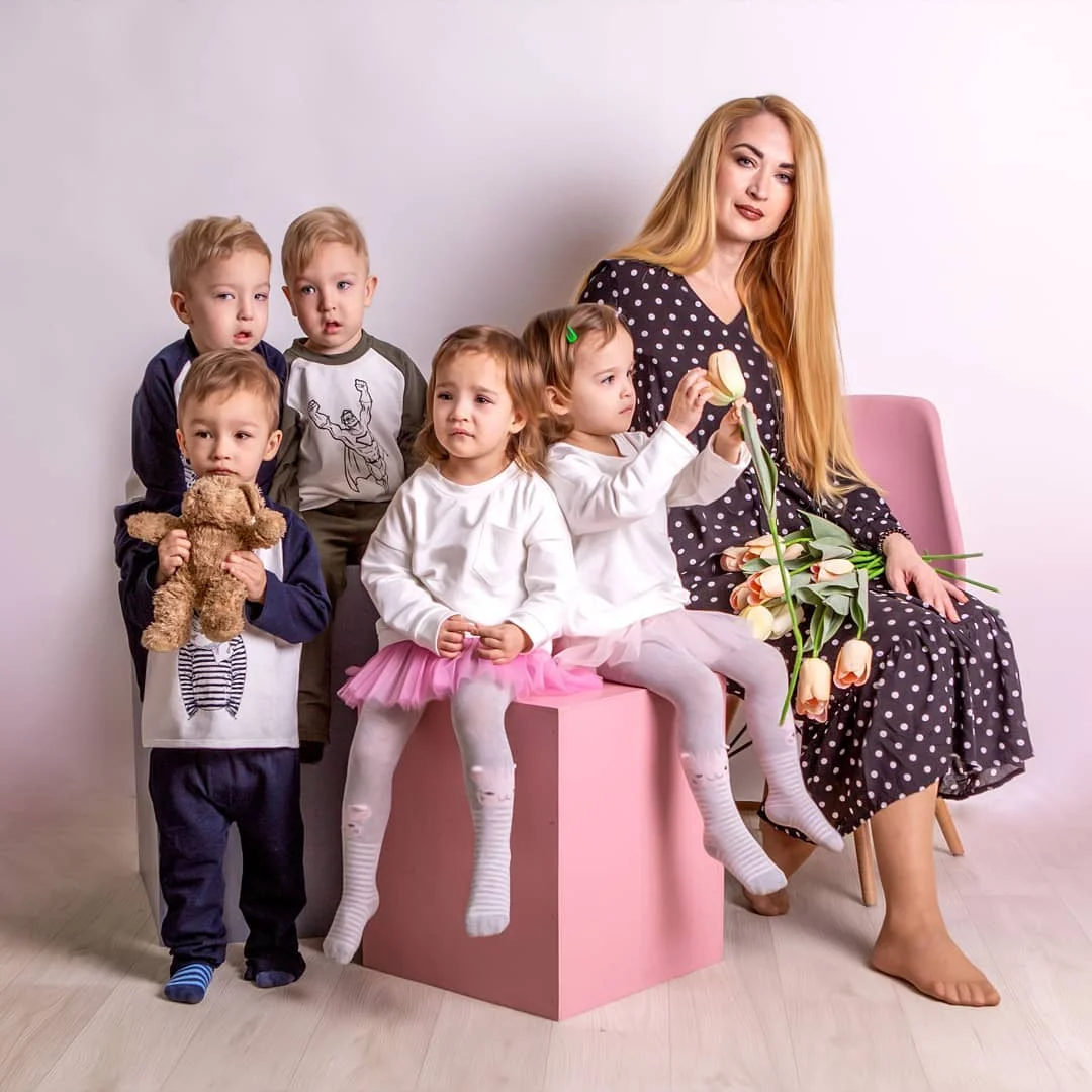 Женщина у которой родилось 5 детей. Женщина родившая пятерых детей. Женщина родившая пятерых детей. 5 детей сразу. Королевская двойня.