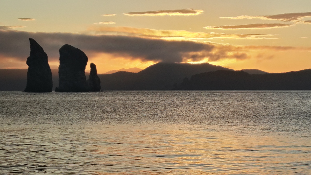 Скала "Три Брата", Бухта Шлюпочная. Камчатка. 2013 год.