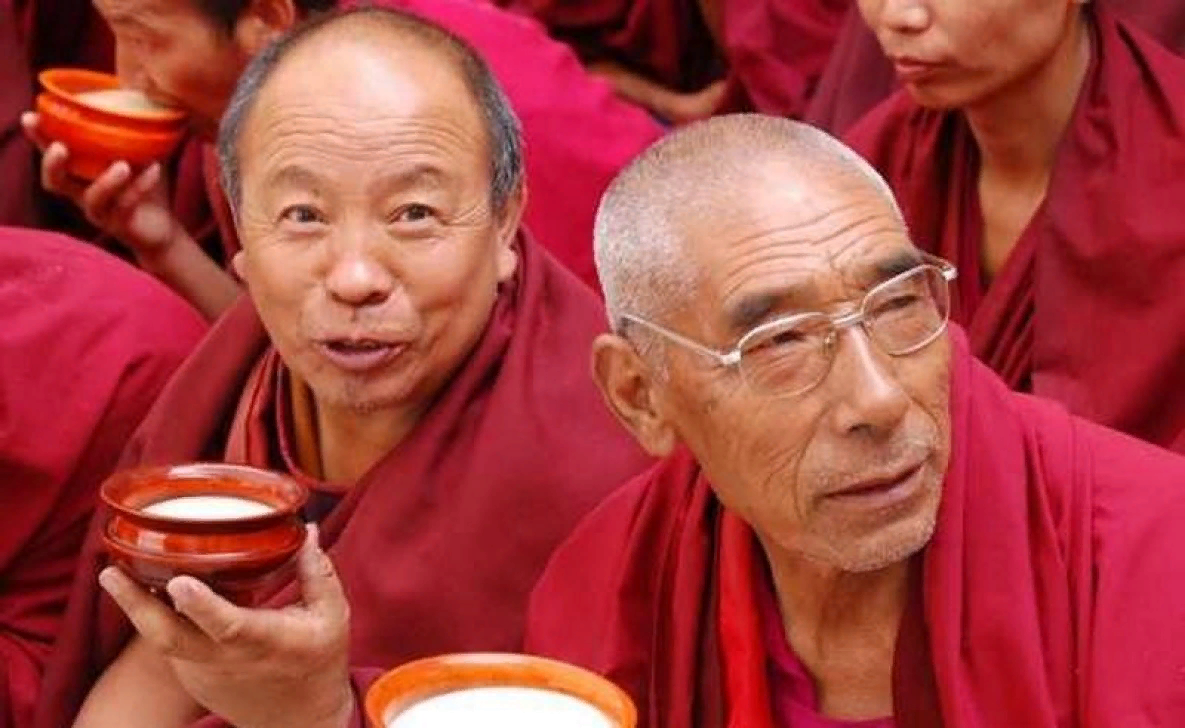 китайский алкоголь в гипермаркете китая. китайцы пьют чай. пьющие китайцы. китайцы в ресторане. пьянство в китае.