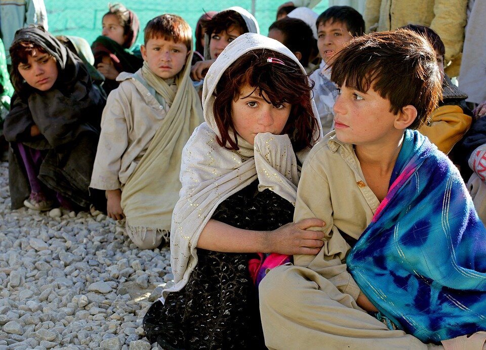 https://cdn.pixabay.com/photo/2012/10/26/03/11/children-63175_960_720.jpg