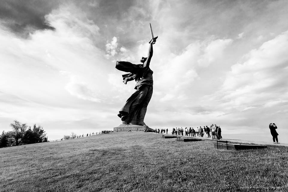 Мать родина в волгограде черно белое фото