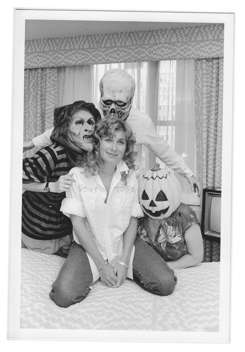 Дебра Хилл 1982 года на съемках фильма " Хэллоуин III: Сезон ведьмы."
