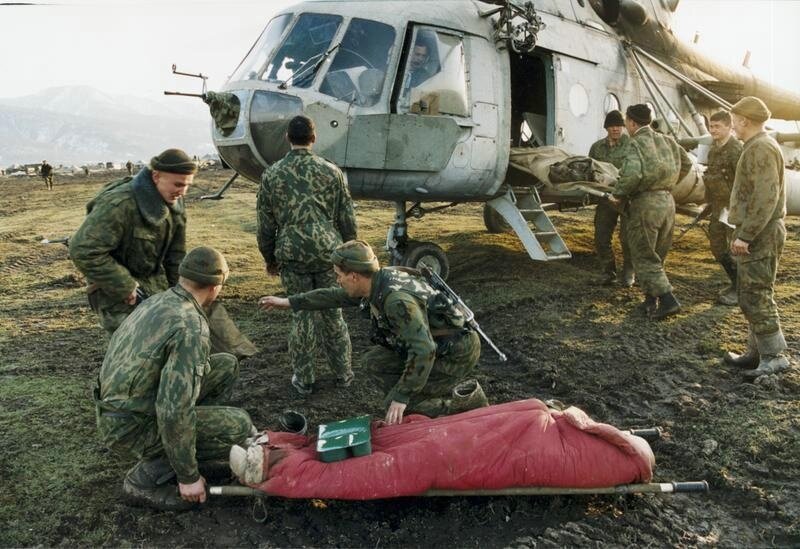 У вертолета
Владимир Вяткин, 1999 год, Чеченская Республика, МАММ/МДФ.