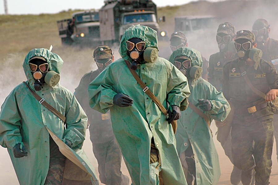 Учения МЧС (люди в полных костюмах хим. защиты)