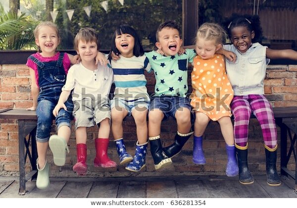 https://image.shutterstock.com/image-photo/group-kindergarten-kids-friends-arm-600w-636281354.jpg