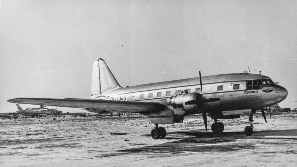 Самолет Ил-12.