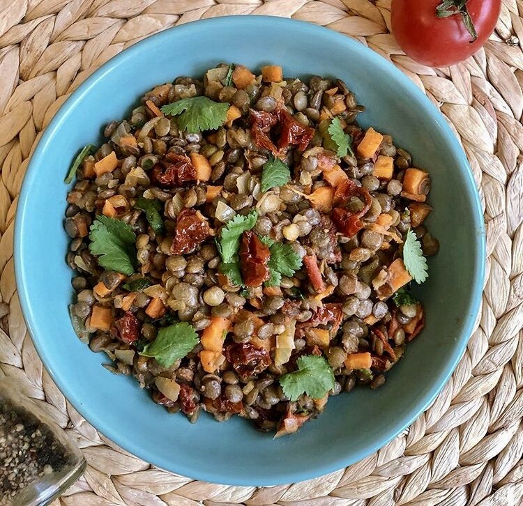 Чечевица с овощами и вялеными томатами
