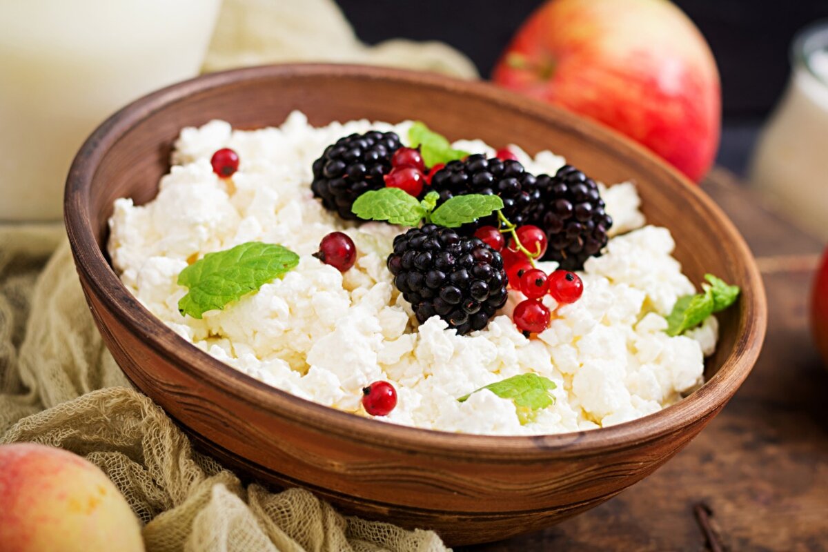 Творог с фруктами.