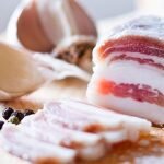 Рекомендуем прочитать о сале при похудении. Вы узнаете о пользе и вреде сала, калорийности продукта, суточной норме, диете на сале.