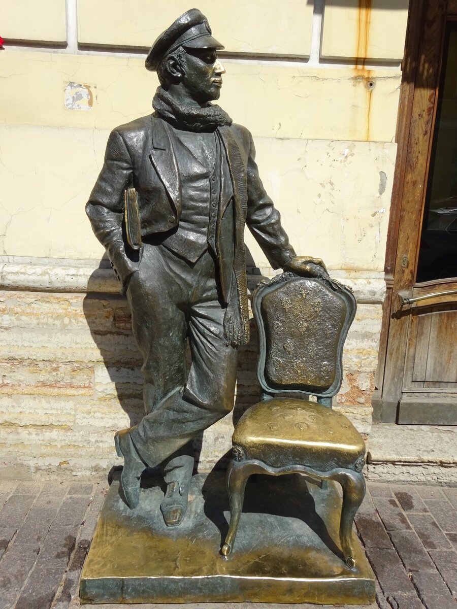 памятник бендеру в санкт петербурге