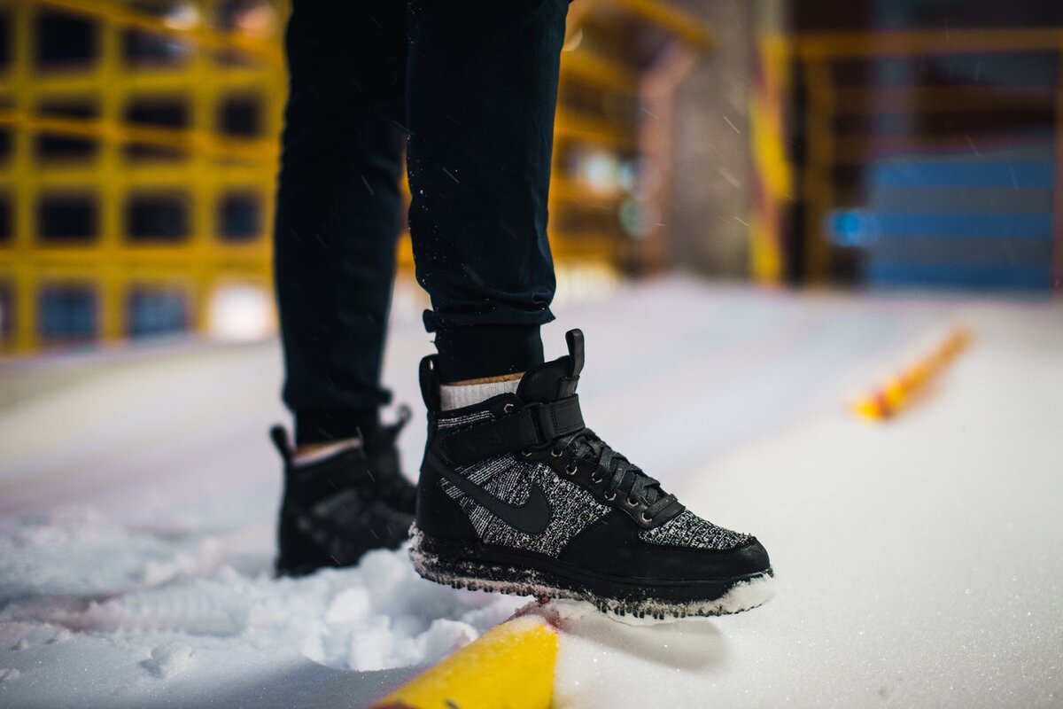 кроссовки зимой на ногах. голые щиколотки зимой. голые щиколотки зимой. девки зимой с подворотами. зимой в кроссовках.