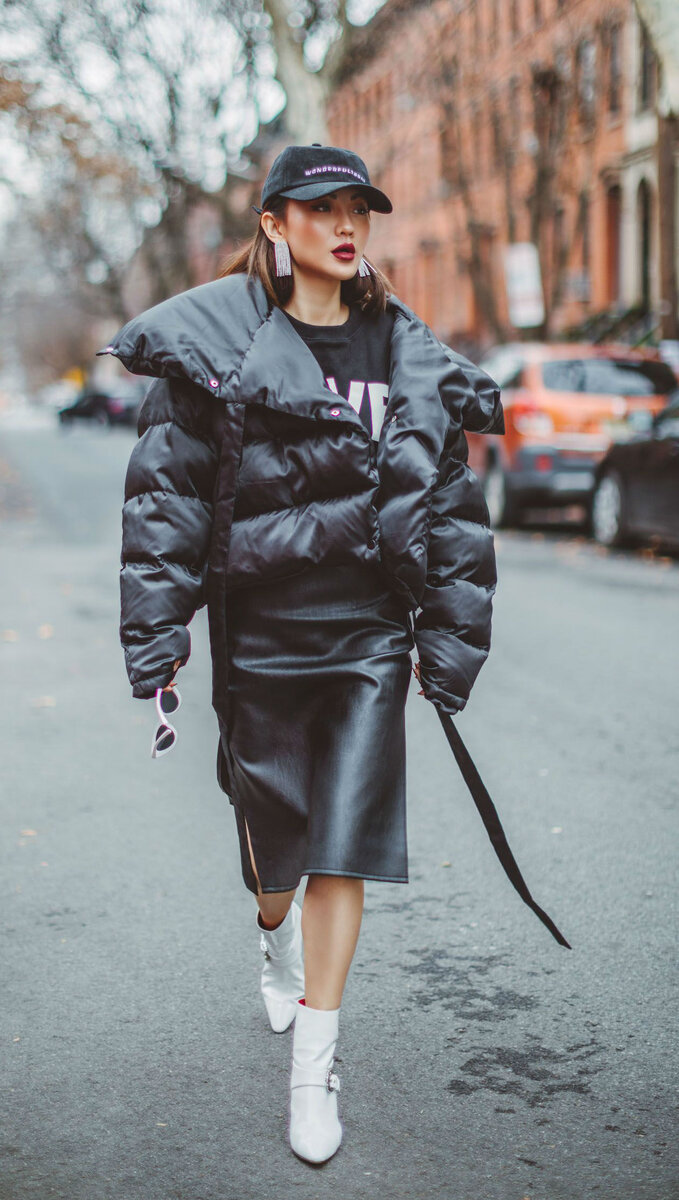 Кожаная юбка и объёмный пуховик - тандем для стильных дам. /Фото: edinstvennaya.ua