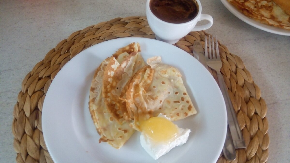Блинчики, творог, мед и кофе.
