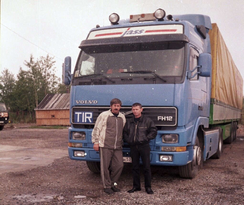 Справа -  брательник Игорь, у нашей красавицы .