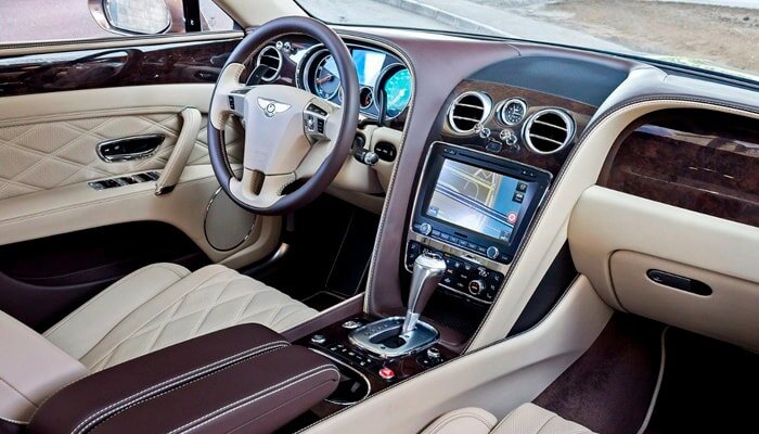 Место водителя в Bentley FLYING SPUR | Источник фото - Яндекс.Картинки