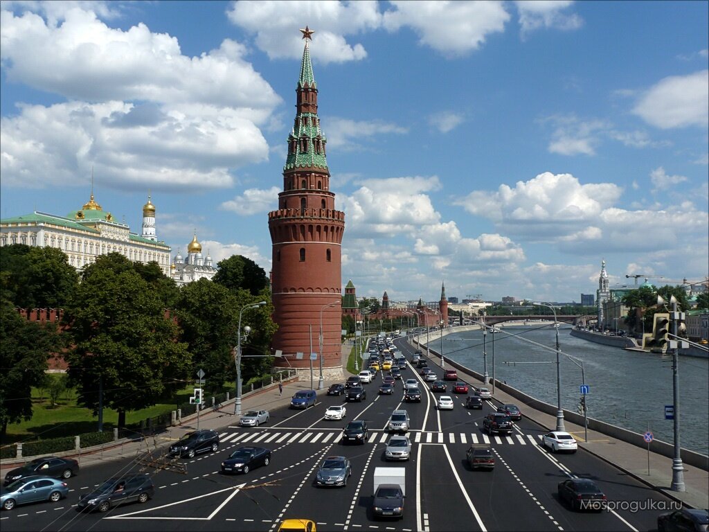 Вид на Кремлёвскую стену вдоль Москвы-реки