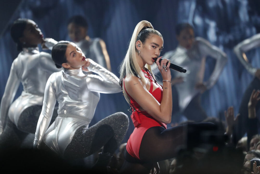 Дуа липа 2019. Dua Lipa 2022. Дуа липа Music Awards. Дуа липа на сцене.