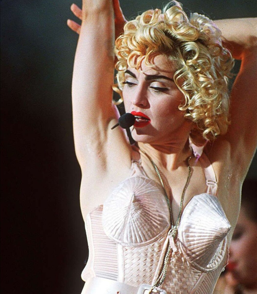 До Мадонны никто не выступал на сцене в нижнем белье. Знаменитое бра-конусы. Фото: pinterest.com  