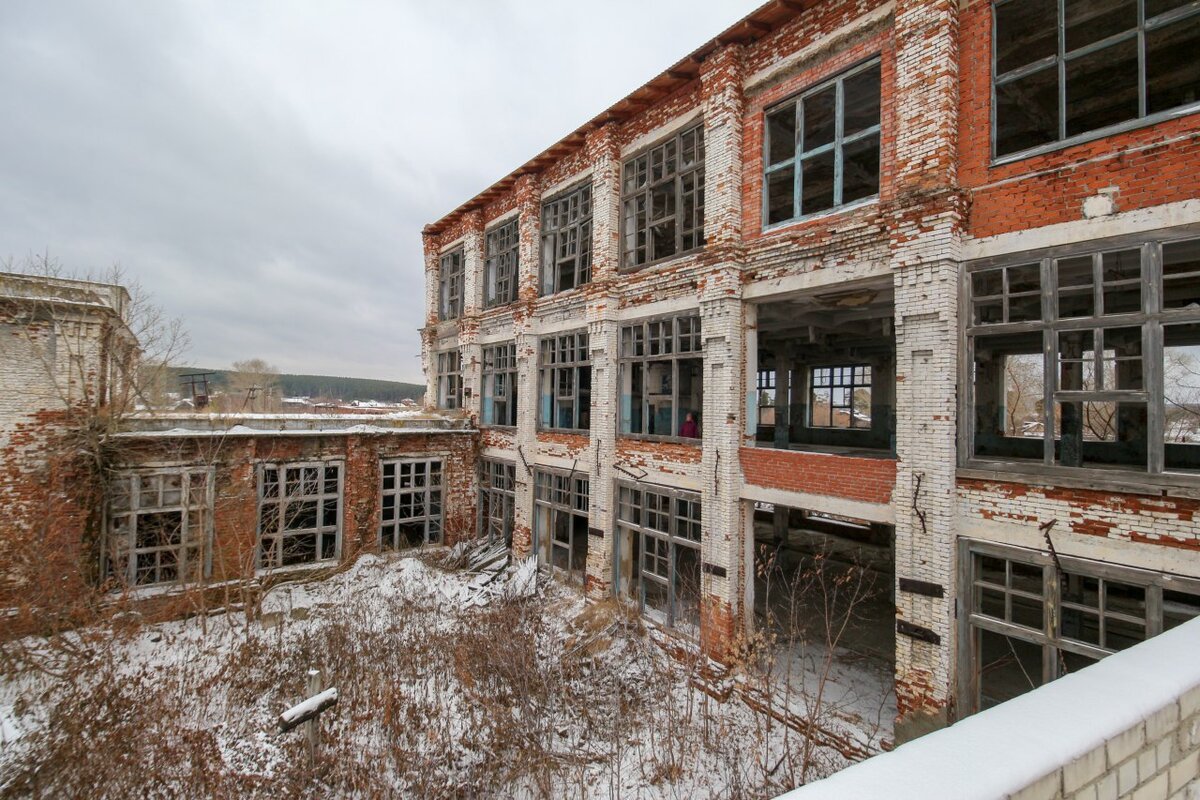 Фабрика в Камышево впечатляющих размеров - три этажа