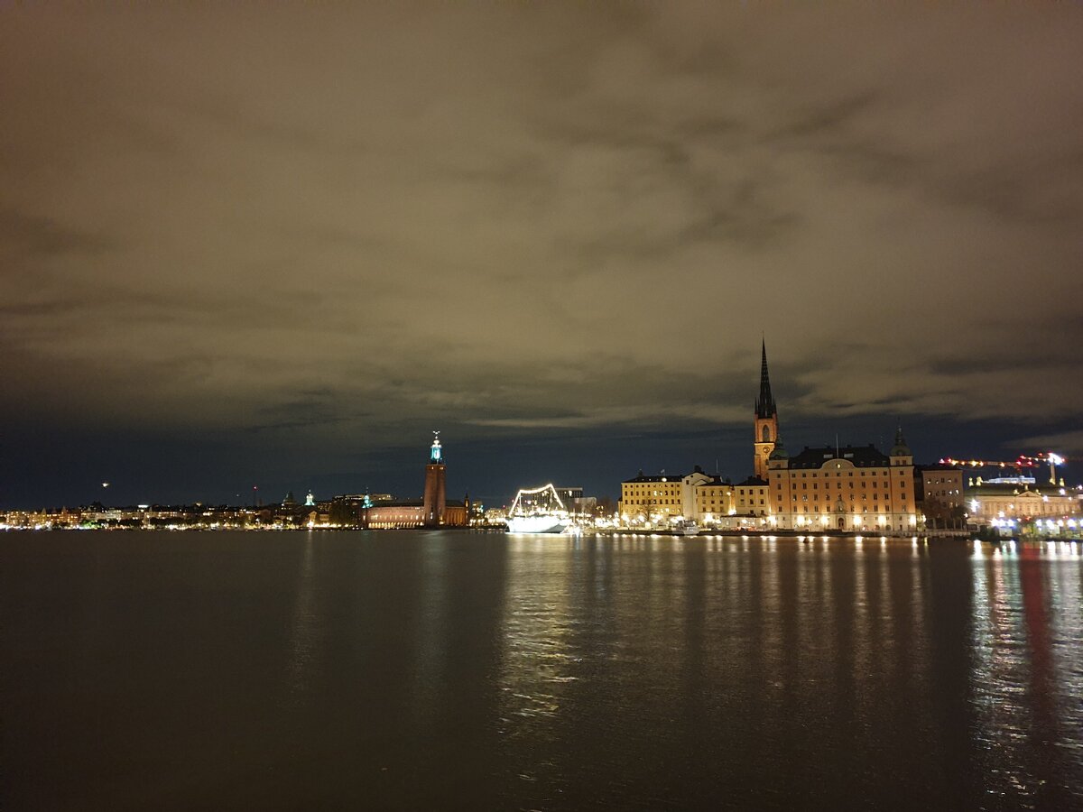 Ночной Стокгольм прекрасен.