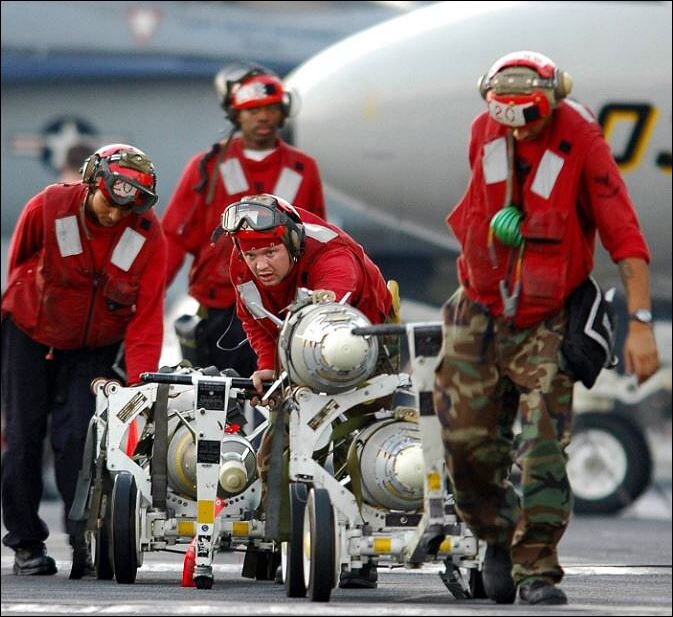 Цветовая дифференциация штанов на палубе авианосца | МЕСТА, НЕ СТОЛЬ ...