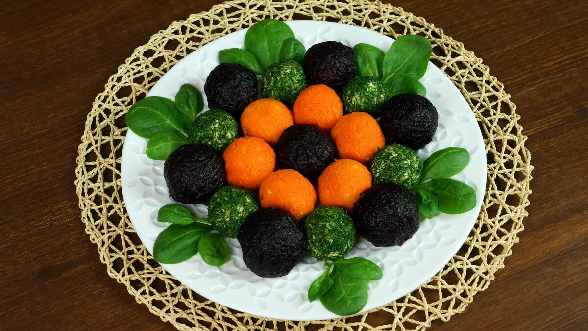 Новогодние праздники уже близко. Поэтому сегодня еще одна идея для вас на праздничный стол! Яркая, эффектная закуска придется по вкусу каждому. Готовиться быстро, нужно лишь отварить заранее овощи, яйца и курочку. Давайте приготовим! 