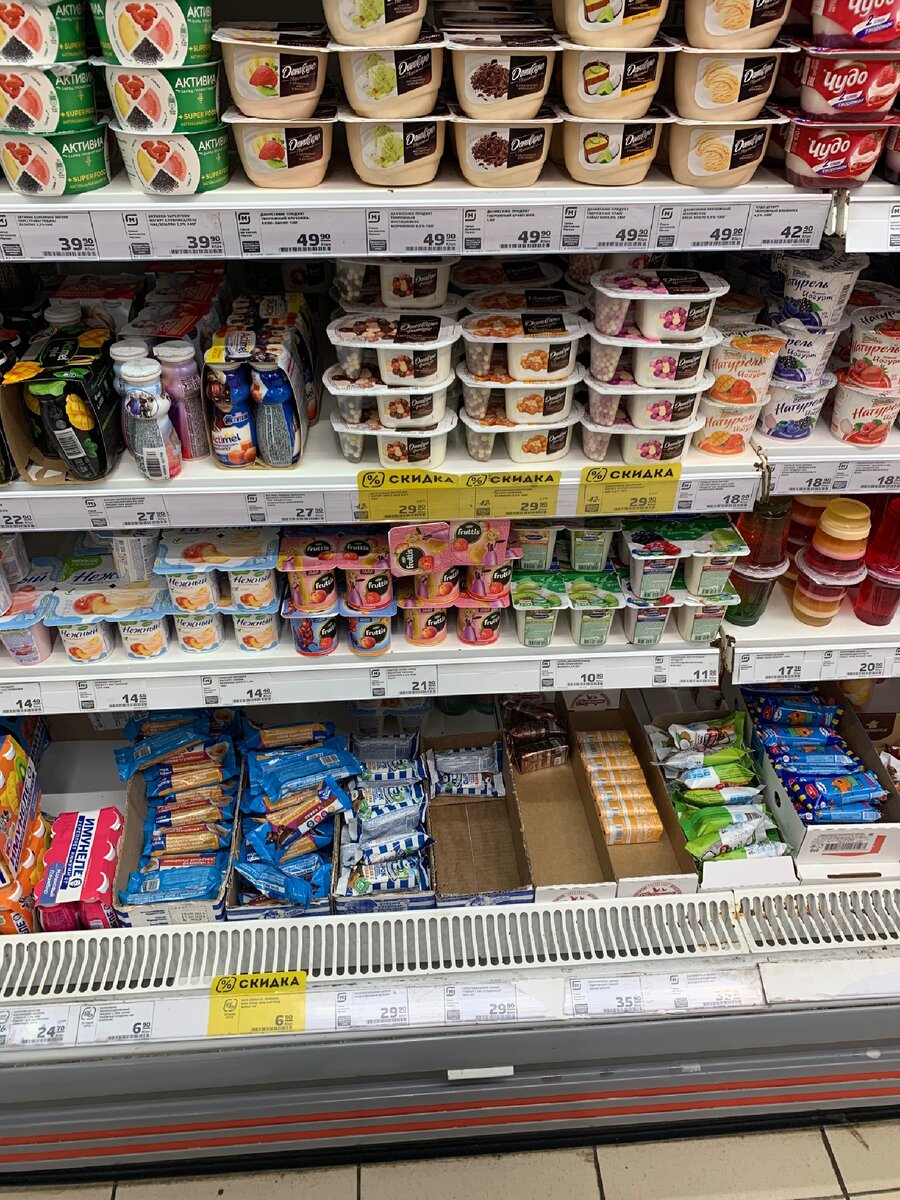 Фото полки с йогуртом в магазине «Магнит» в Екатеринбурге.