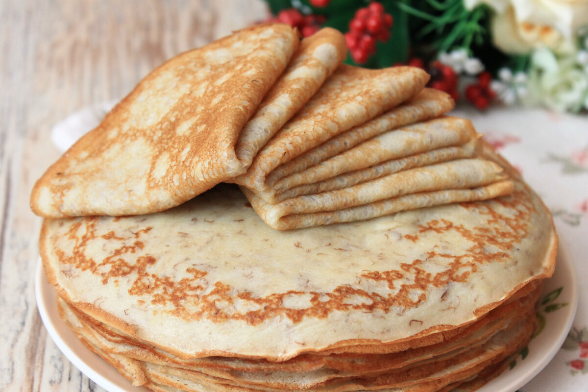 пышные панкейки с бананом. блины с бананом и сметаной. банановые оладьи. блины на молоке с бананом. панкейки с бананом.