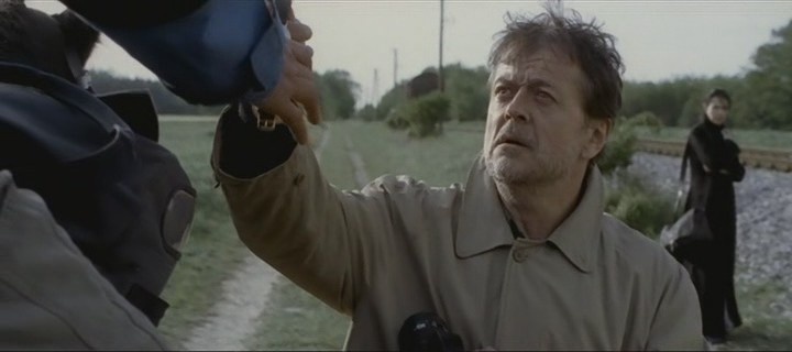 Кадр из фильма "Время волков", 2002 г. Реж. Михаэль Ханеке