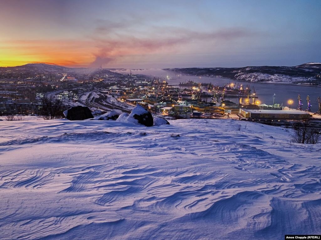 Мурманск, 11.12.2019 года в 11:32 - в это время солнце находится в наивысшей точке над горизонтом. Фото: Amos Chapple (RFE/RL)