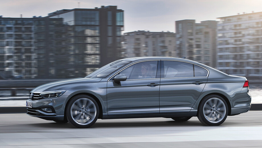 В Европе цены не должны измениться. У нас они выросли бы и без рестайлинга: все переписывают прайс-листы под выросший НДС. Сейчас Passat стартует с 1 499 000 рублей за версию 1.4 TSI.