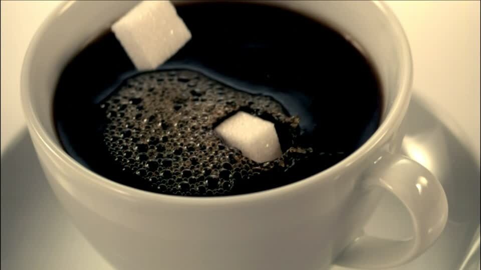 Как поднять температуру с помощью кофе. Заменитель сахара в кофе с молоком растворился и появились хлопья. Кофе с сахаром можно в пост