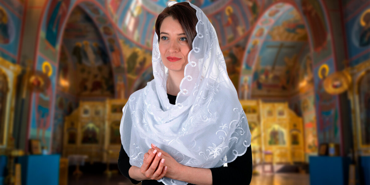 Женщина в платке в церкви
