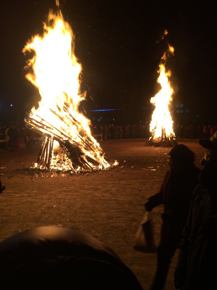Обряд очищения " Дугжуба" в Бурятии 2020г. Перед Восточным Новым Годом. В огне виднеется фигура человека в национальном халате.