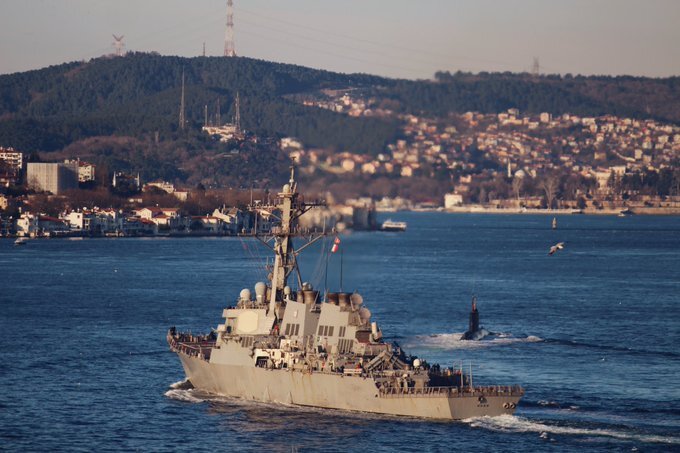 Американский ракетный эсминец USS Ross
