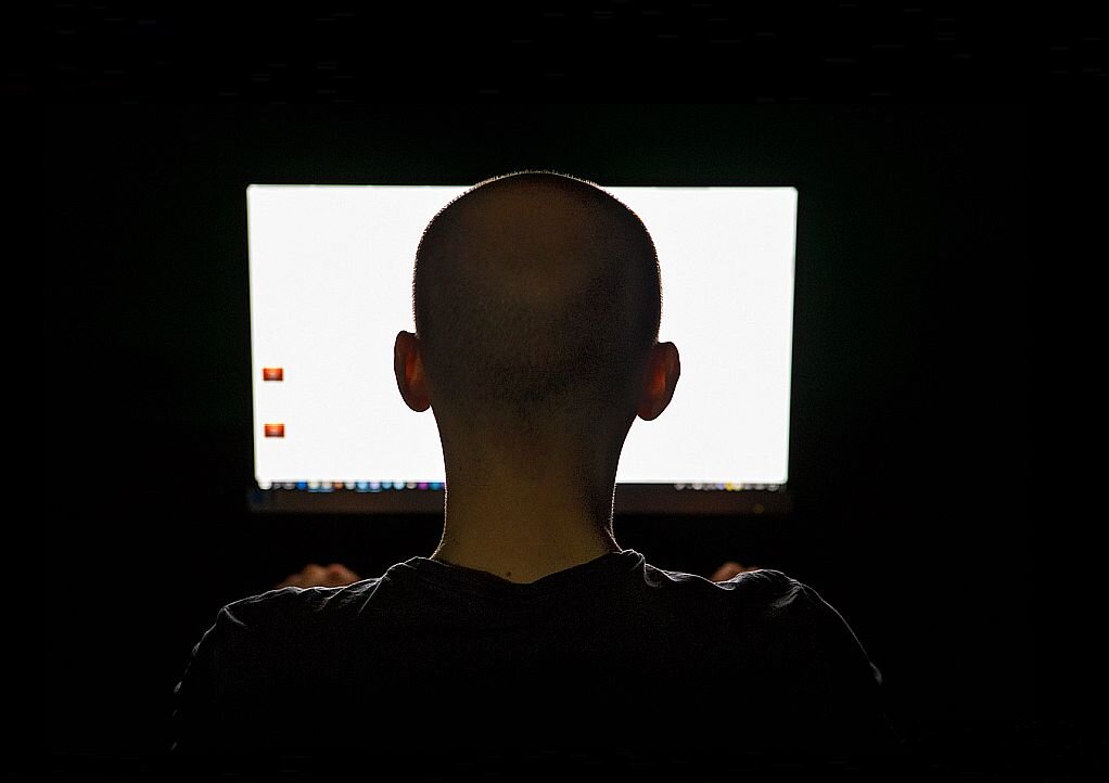 Нередко комментаторы анонимны. И оттягиваются в Интернете по полной программе. Фото: tut.by