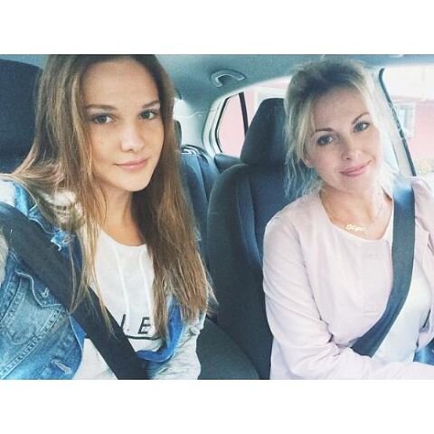 На фото Алина с мамой