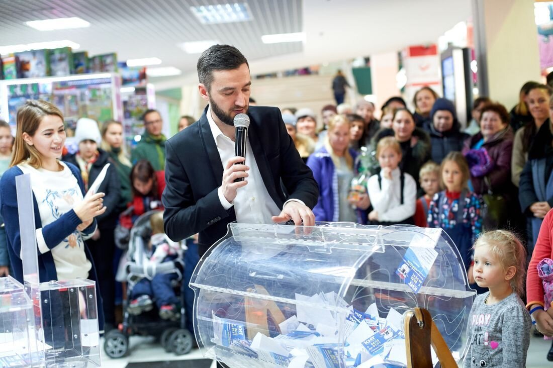 Покупатели стали. Розыгрыш в торговом центре. Розыгрыш призов в ТЦ. Мероприятия в ТРЦ. Розыгрыш в ТЦ В ТЦ.