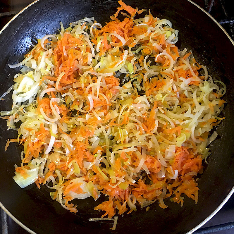 Говядина в подливе с морковью и луком - 6 пошаговых фото в рецепте