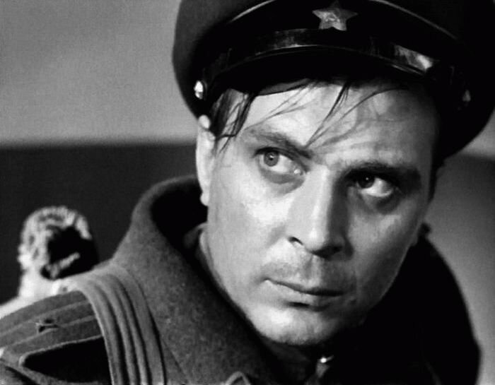 Участник Великой Отечественной войны. На фронте пробыл недолго. За отличное знание военного дела был назначен преподавателем в Тюменское пехотное училище.
Рвался обратно на фронт, но его многочисленные прошения так и остались без внимания.
